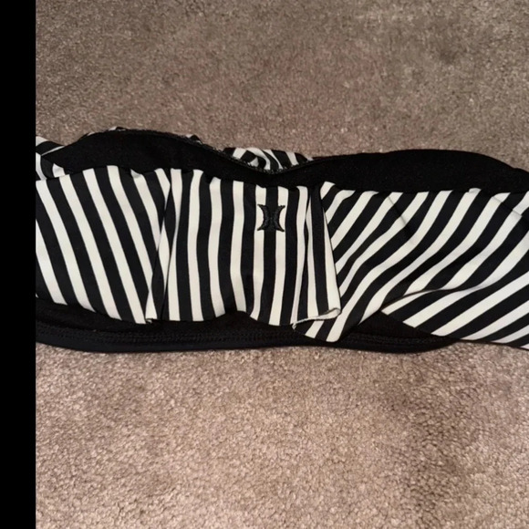 HURLEY BLACK AND WHITE STRIPED FLOUNCE BANDEAU BIKINI TOP SIZE MEDIUM - Picture 6 of 10